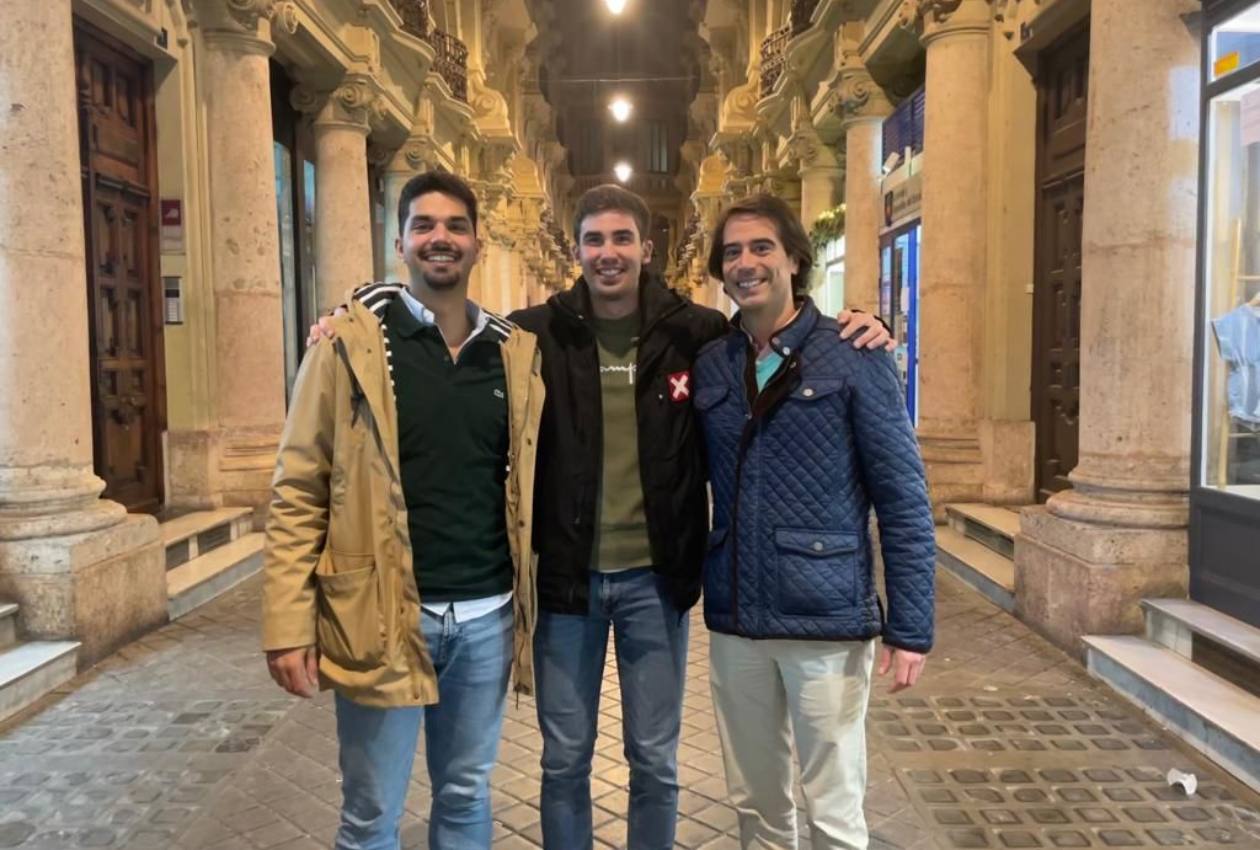 Los tres impulsores de Expedición Solidaria AB, juntos en los comienzos del proyecto en 2022