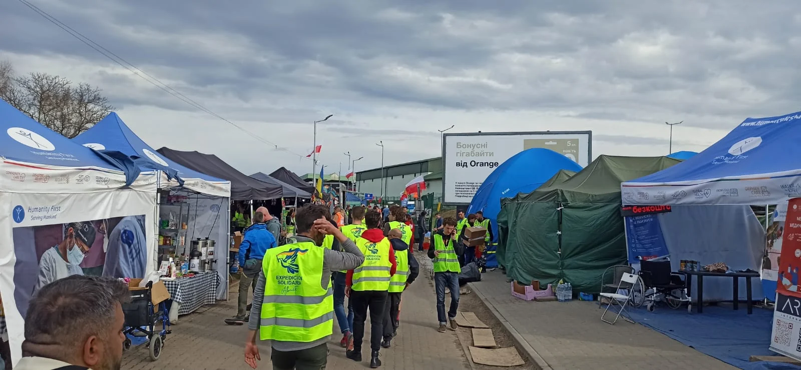 El equipo de Expedición Solidaria AB camina entre los puestos de ayuda de un corredor humanitario en la frontera de Ucrania