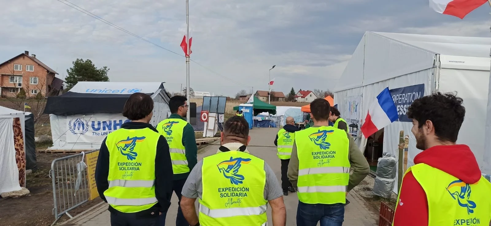 Voluntarios de Expedición Solidaria AB recorren un corredor humanitario en la frontera de Ucrania, con los chalecos del equipo