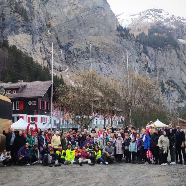 Fotografía de grupo durante el regreso de la expedición a Ucrania en abril de 2022